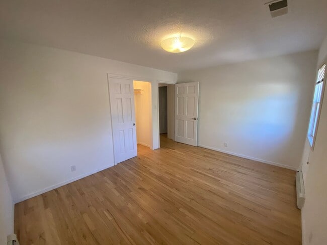 Building Photo - Large 4-Bedroom