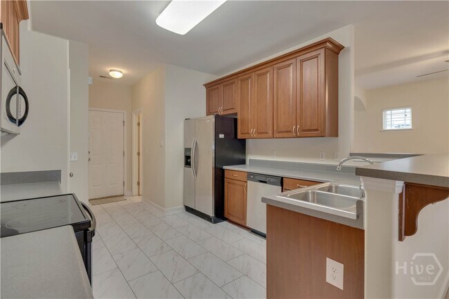Building Photo - 650 Summer Hill Way