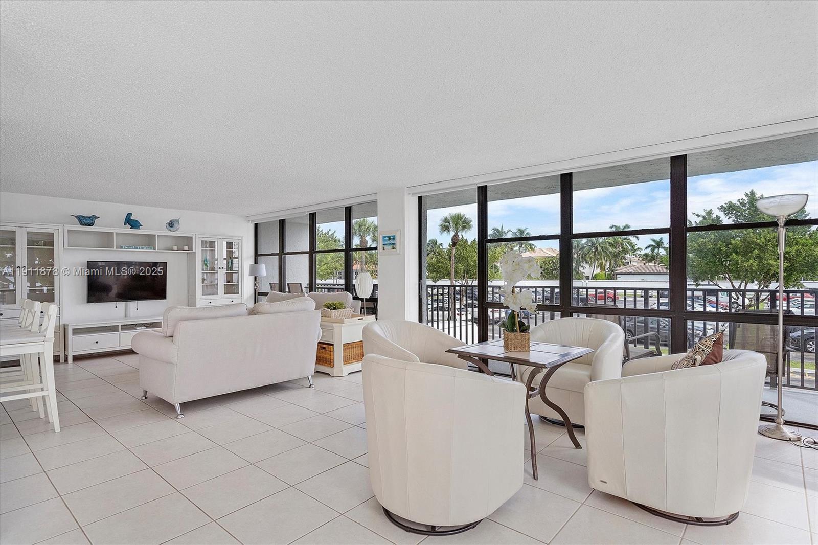 Building Photo - 1000 Parkview Dr