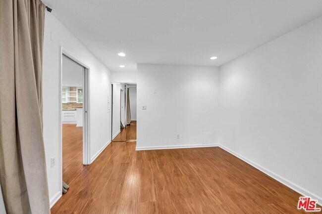Building Photo - 723 Palisades Beach Rd