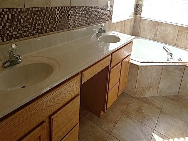 Building Photo - 5192 Summerset Dr