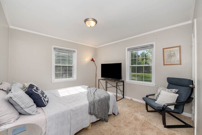 Building Photo - 1633 Sunset Dr