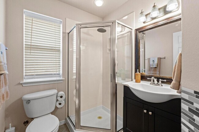 Building Photo - 525 Golden Creek Dr