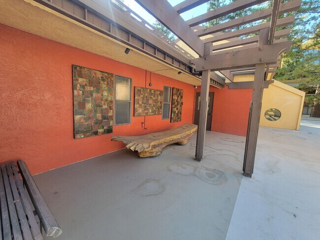 Building Photo - Stylish 2 Bed 1 Bath Midtown Apartment