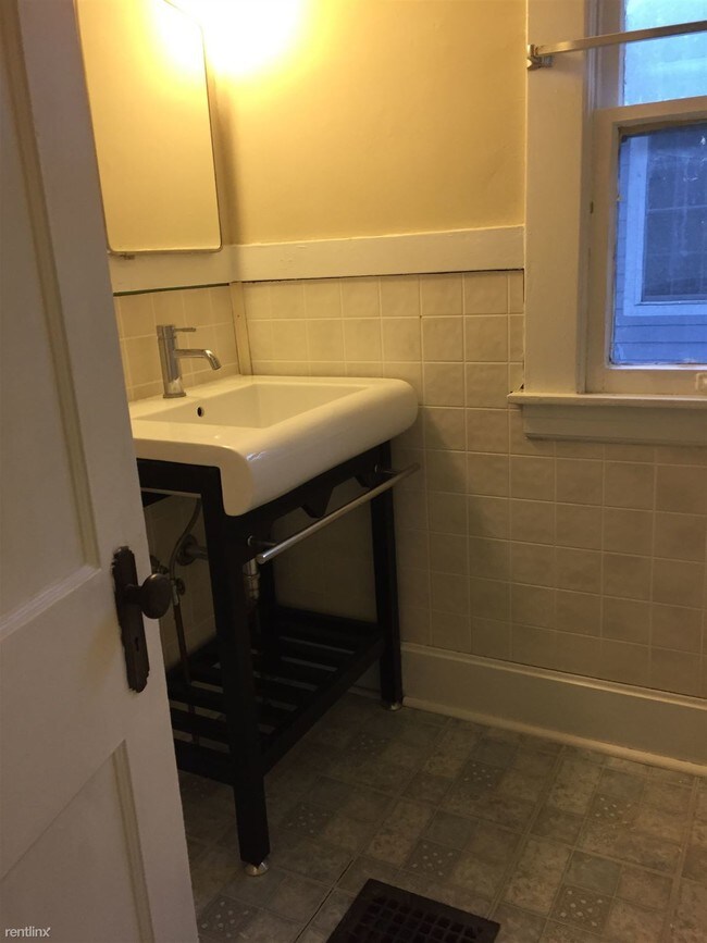 Building Photo - 4 br, 2 bath House - 1139 W Lovell St