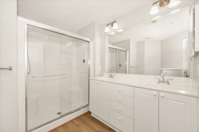 Building Photo - Wonderful Condo For Lease