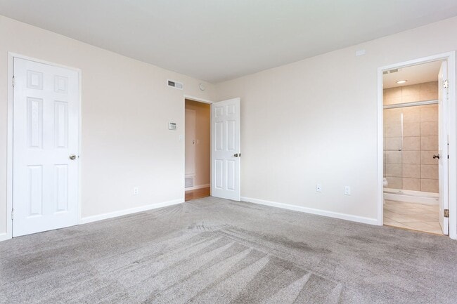 Building Photo - Traditional Single Family with Spacious Yard!