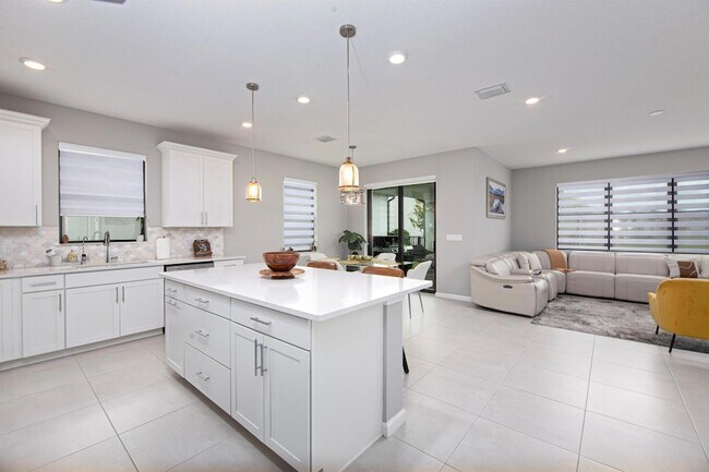 Building Photo - 833 SE Courances Dr