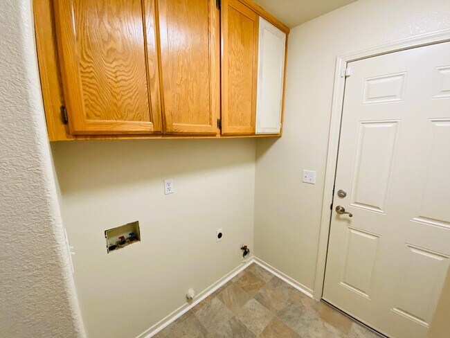 Building Photo - Cute Elk Grove Home