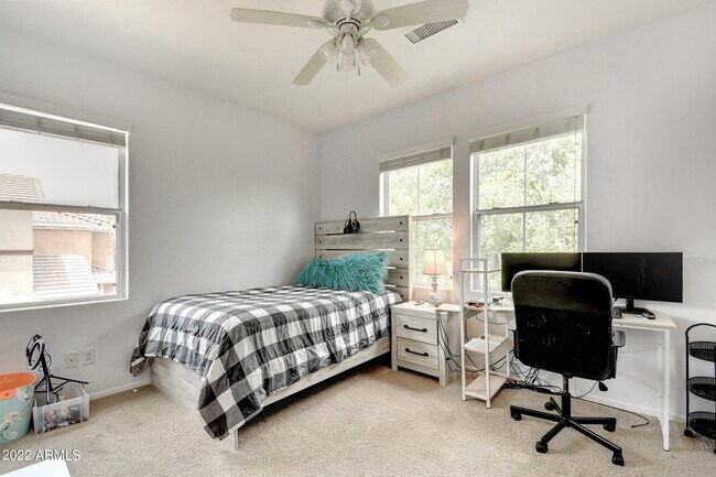 Building Photo - 1120 N Crosscreek Dr