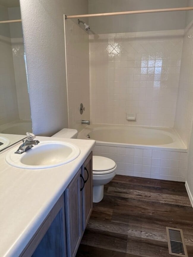 Building Photo - 3 Bedroom plus loft and Community Pool