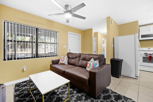 Building Photo - 1700 SW 16th Ct