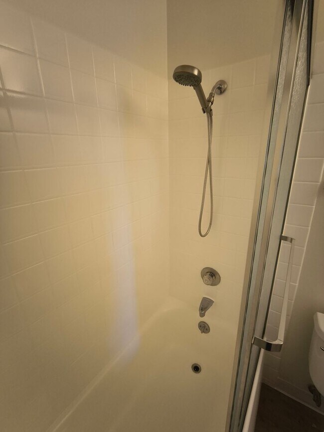 Building Photo - TOP FLOOR 1BD/1BATH Condo Available For Rent at the Watergate Community in Emeryville!!!!