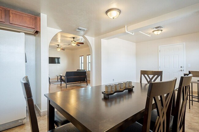 Building Photo - 928 E 6th St