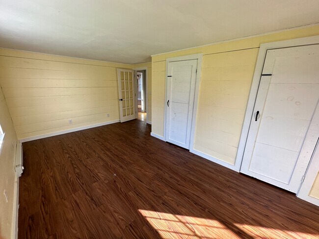 Downstairs bedroom with 2 closets - 480 Newington Rd