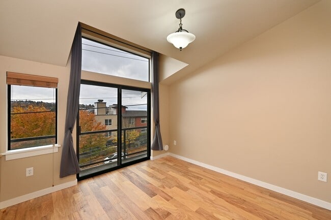 Building Photo - Modern & Spacious 2+ Bedroom/3.25 Bath Vie...