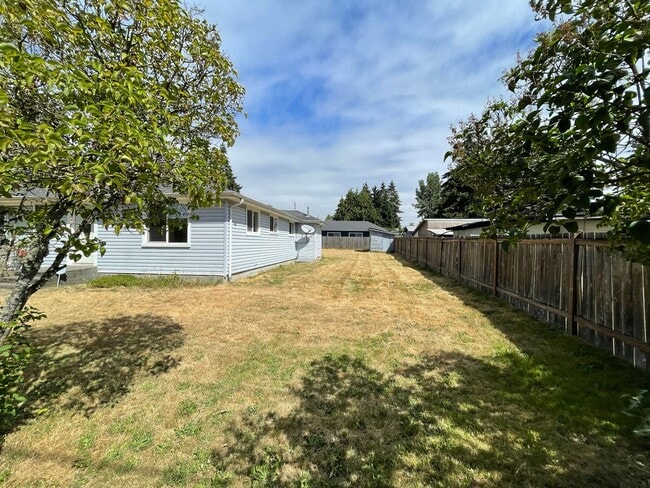 Building Photo - White Center - 3 Bedroom / 1.5 Bath Rambler