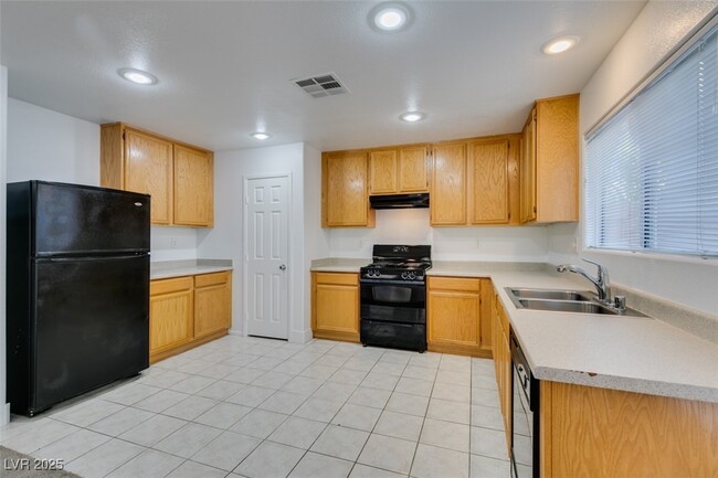 Building Photo - 11924 Lemon Balm St