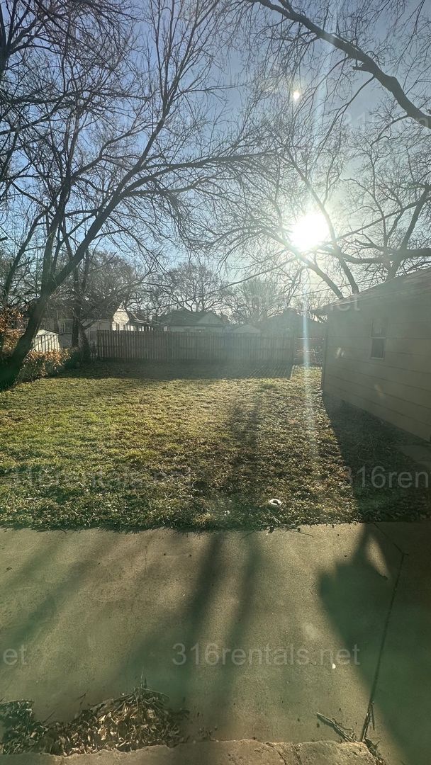 Building Photo - $925 - 2 bed 1 bath Single Family Home