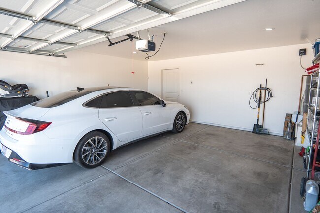 Building Photo - Prime Location Living: 3-Bedroom Gem Near Sam's Club & Yuma Palm Mall