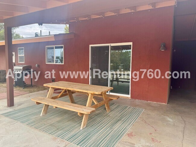 Building Photo - Stylish 3-Bedroom Home with Fenced Yard, S...