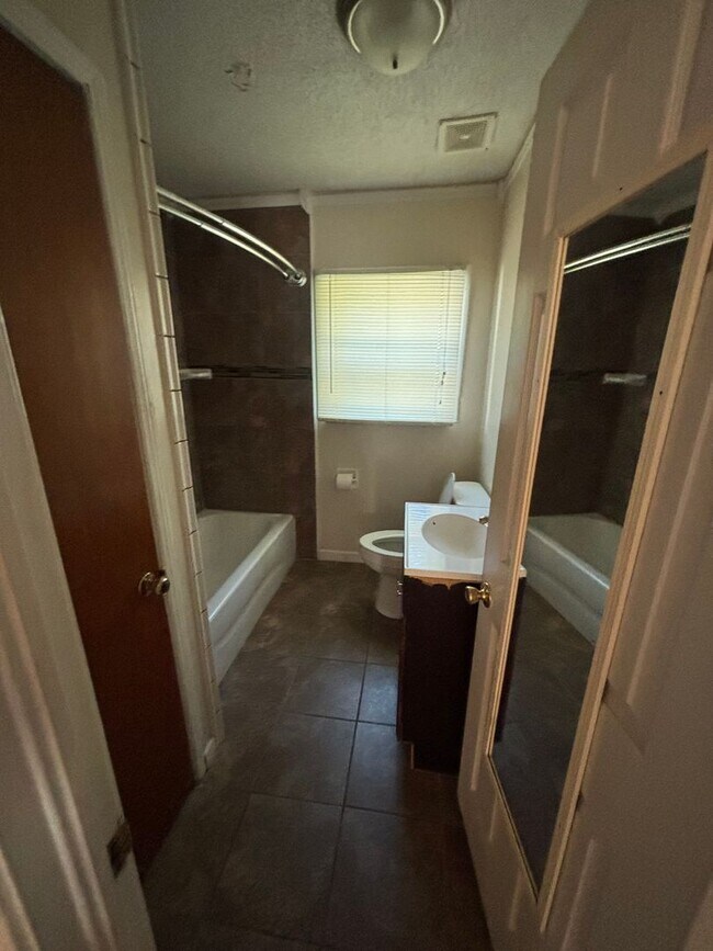 Building Photo - Convenience in the City of Valdosta