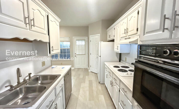 Building Photo - 1532 Lake Park Dr
