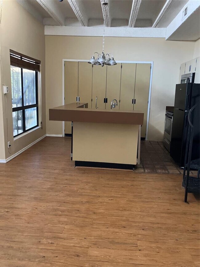 Building Photo - 5806 Circulo Dr