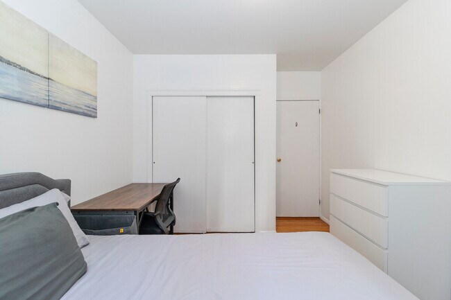 Building Photo - 215 B E 95th St