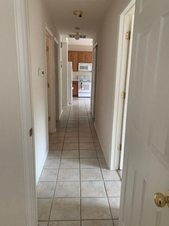 Building Photo - Lovely 2 Bed Plus Office Ranch Home on Eastside