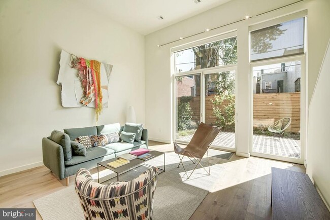 Building Photo - 446 Ridge St NW