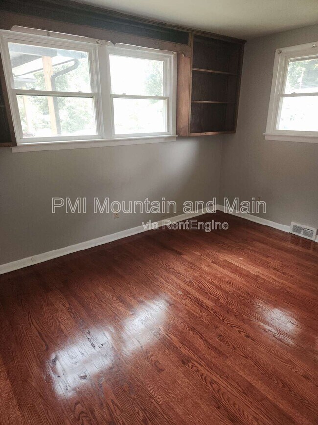 Building Photo - 317 N Hillandale Dr
