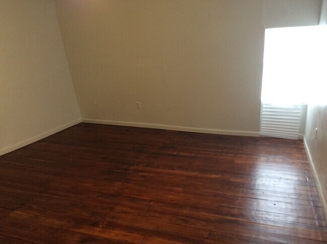 Building Photo - 2 Bedroom 1 Bath 2nd Floor Apartment in East End of York City
