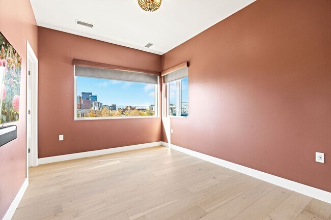 Building Photo - Beautiful 2 Bedroom 2 Bath Condo in the Heart of Rino District!