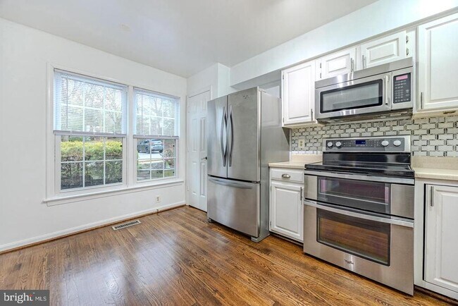 Building Photo - 8200 Maple Ridge Ave