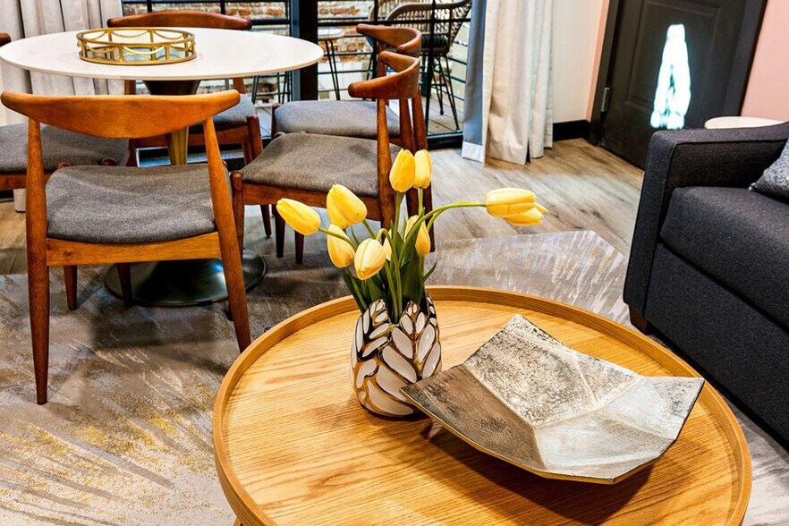 Building Photo - 611 Commerce St