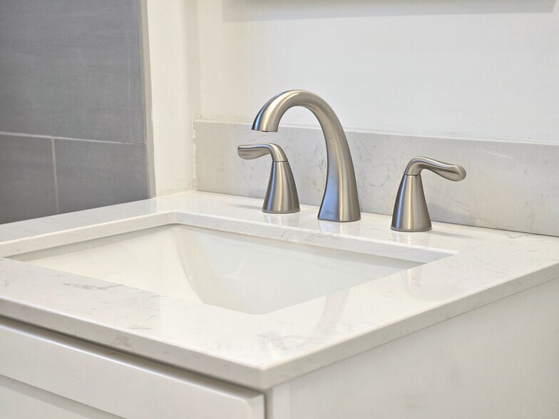 Building Photo - 70 Tufts St