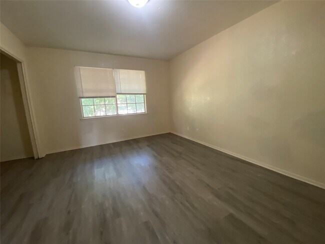 Building Photo - 208 Kelly St