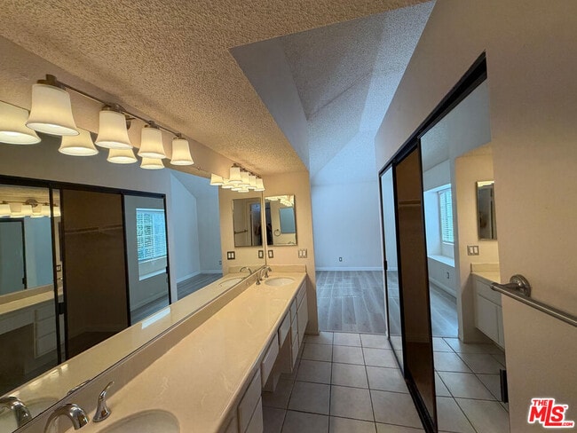 Building Photo - 5740 Canterbury Dr