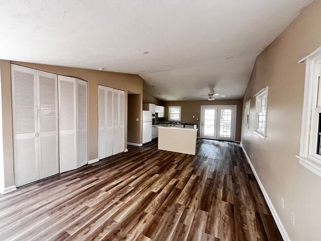 Building Photo - Wonderful 3 Bed and 1.5 Bath Ranc-Style Home