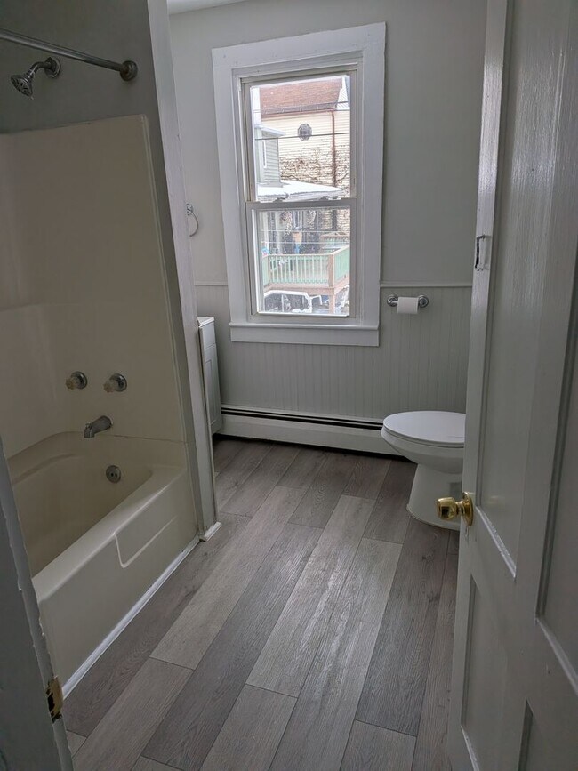 Building Photo - 921-923-923 Lonergan Pl