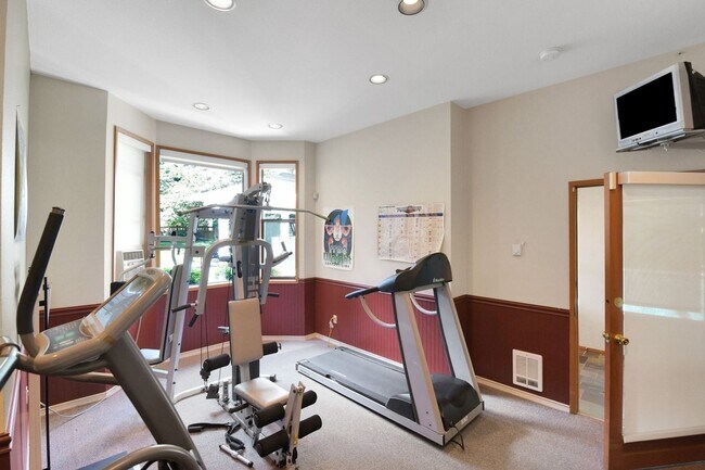 Building Photo - Your Sun-Drenched Redmond Retreat Awaits!