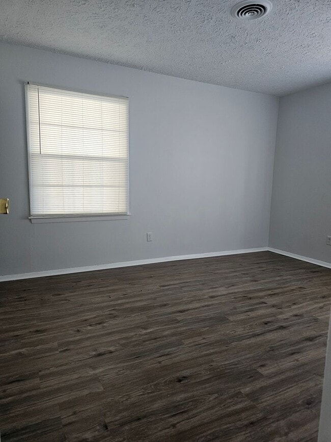 Building Photo - 3 bedroom 1 bathroom for rent!