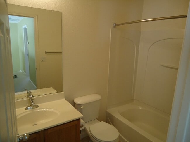 Building Photo - 2 bedroom, 2.5 bath and a loft in a quiet neighborhood