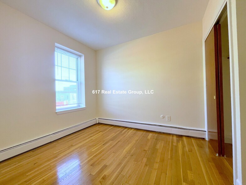 Building Photo - 172 N Beacon St