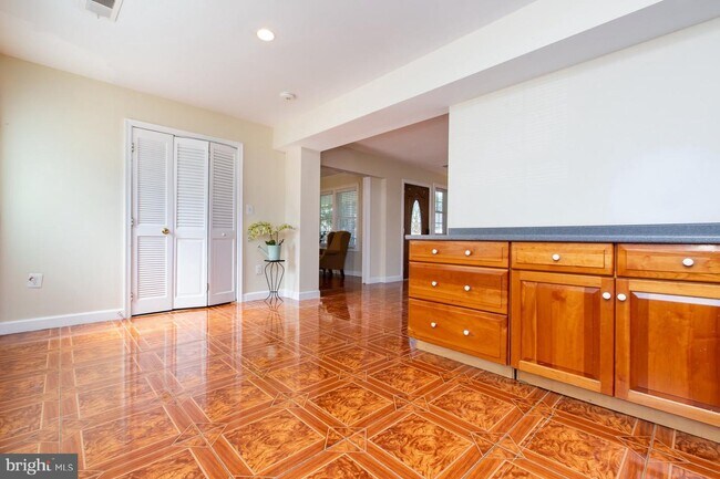 Building Photo - 303 Lincoln Ave