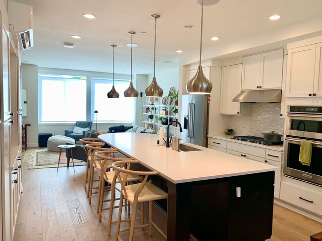 Building Photo - Queen Anne Townhome ~ McGraw Square