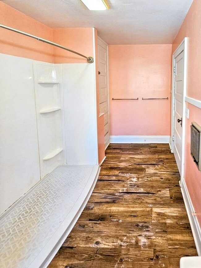 Building Photo - Spacious 3-Bedroom 1 Bathroom Apartment Ne...