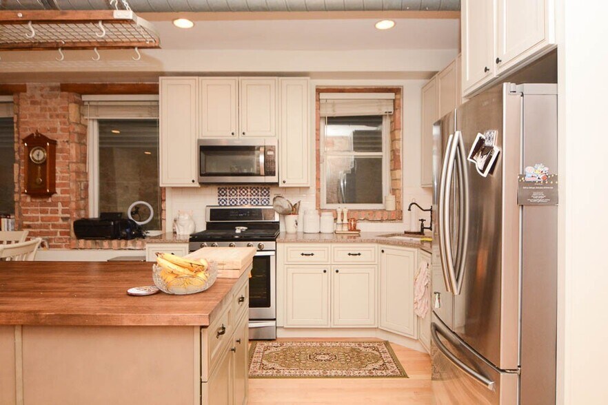 Building Photo - 1723 W Erie St