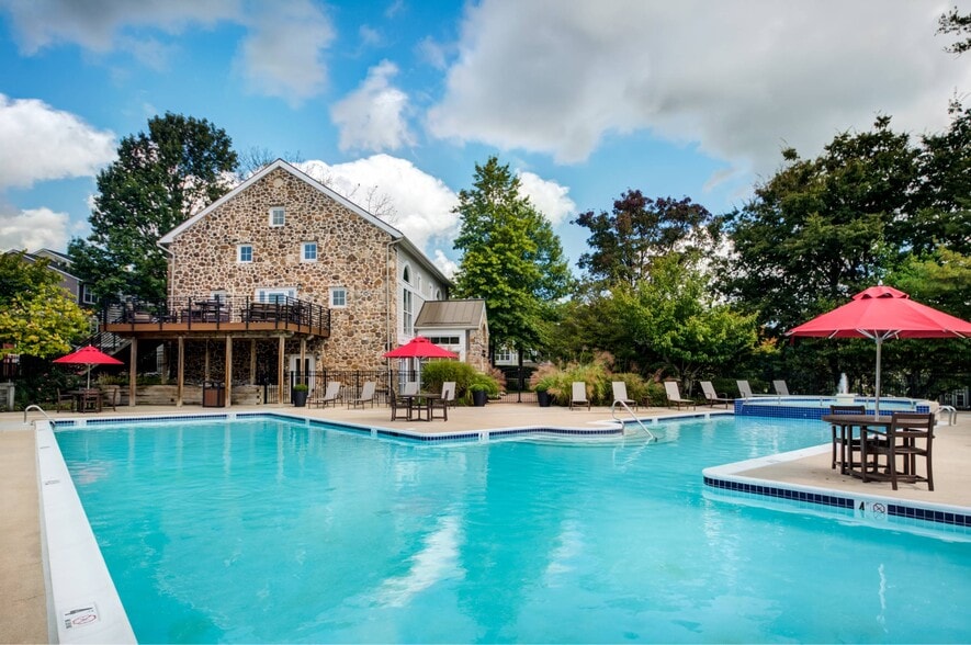 Building Photo - Treetops at ChesterHollow